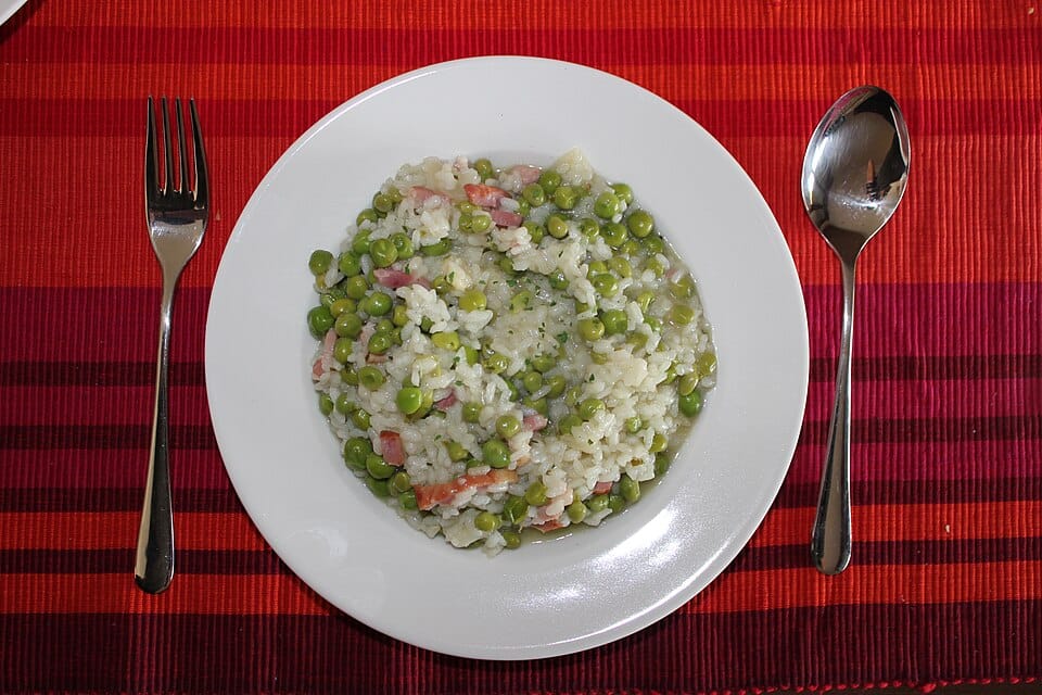Risi e bisi: il risotto veneziano con piselli freschi di primavera
