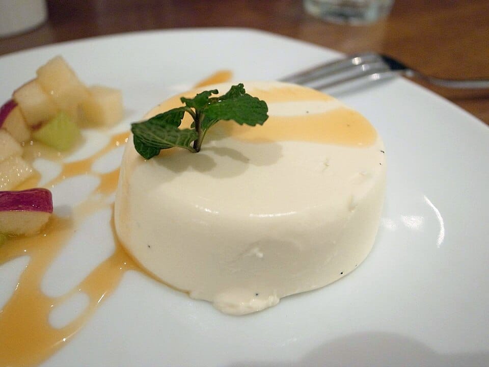 Panna cotta: il dessert piemontese cremoso che si fa in 15 minuti