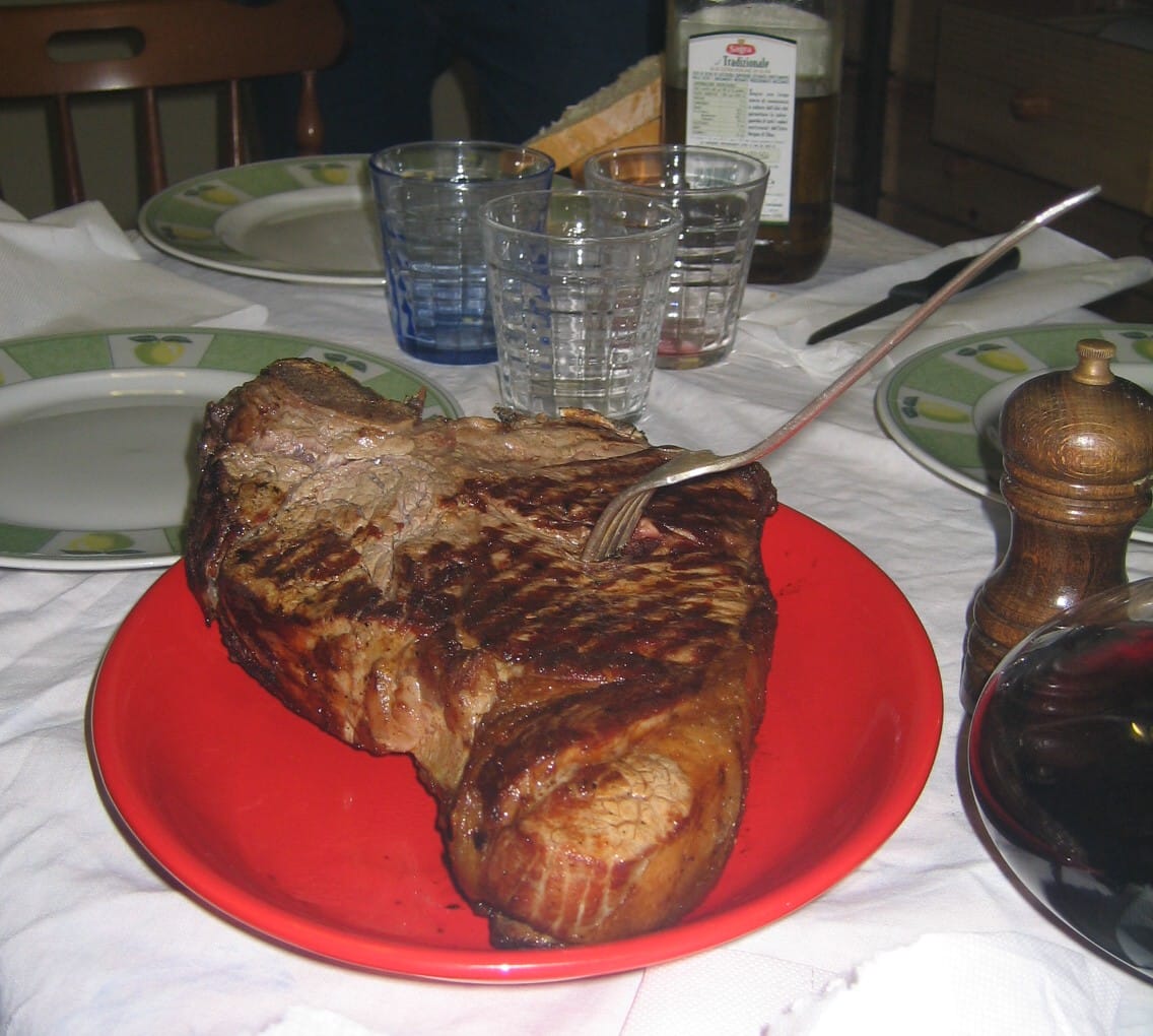 Bistecca alla fiorentina: guida al taglio, alla cottura e agli errori da evitare