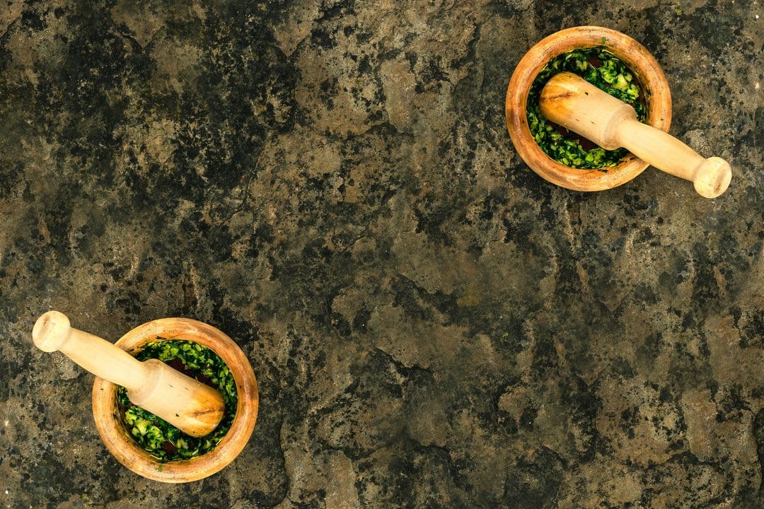 Il pesto alla genovese fatto in casa a fine maggio 2026: il basilico giusto, il mortaio e i tre errori che lo fanno annerire