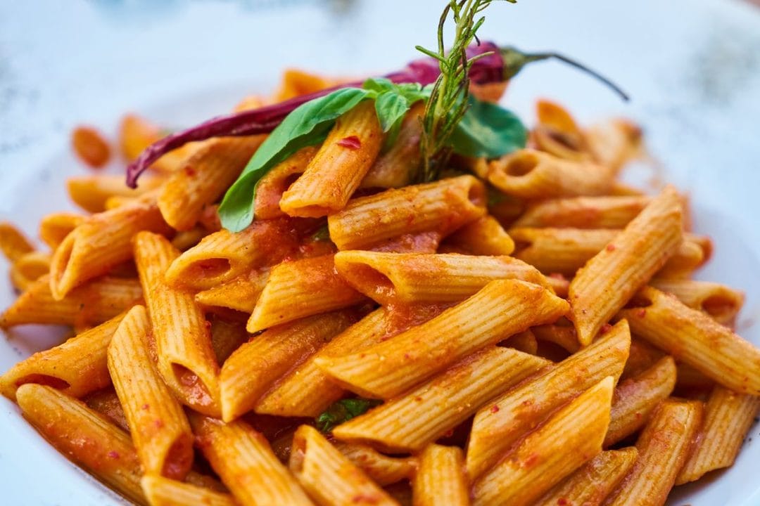 Il pesto alla genovese fatto in casa: il basilico giusto, il mortaio o il frullatore e l'errore che lo fa diventare nero