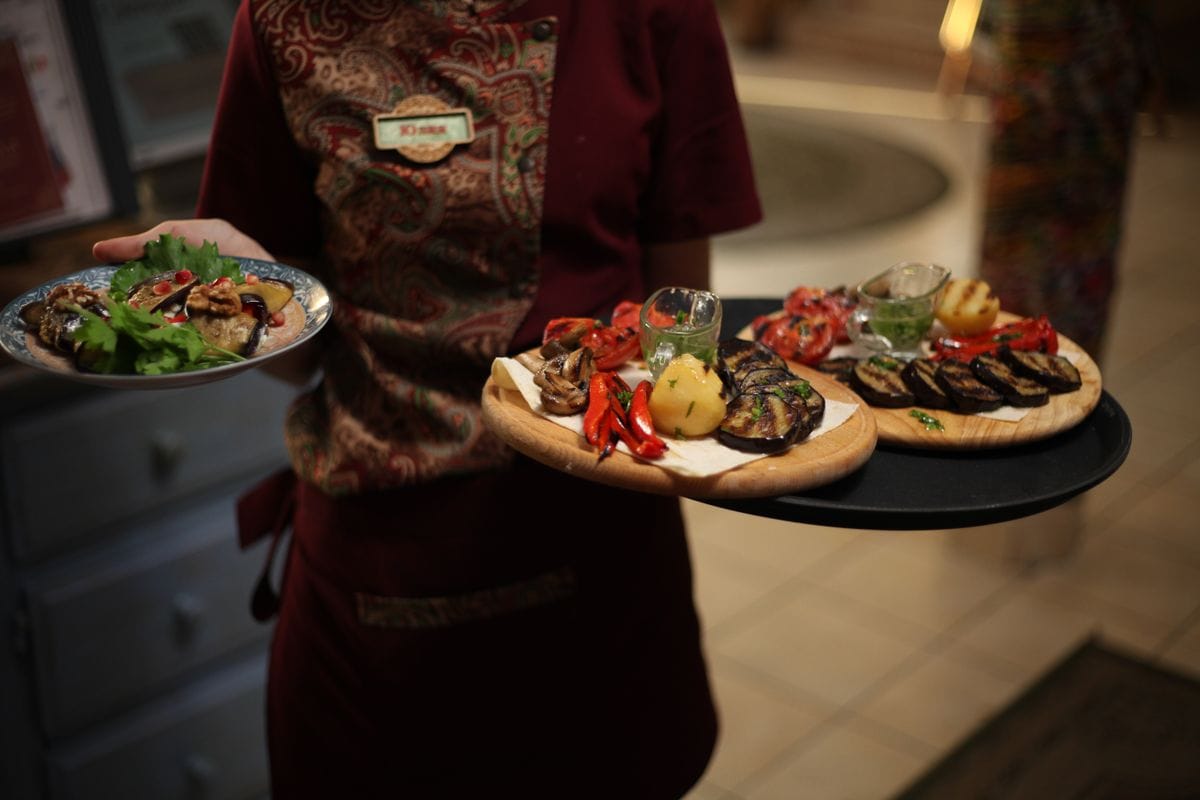 La caponata siciliana di giugno 2026: la salatura giusta, l'agrodolce in equilibrio e i tre errori che la rovinano