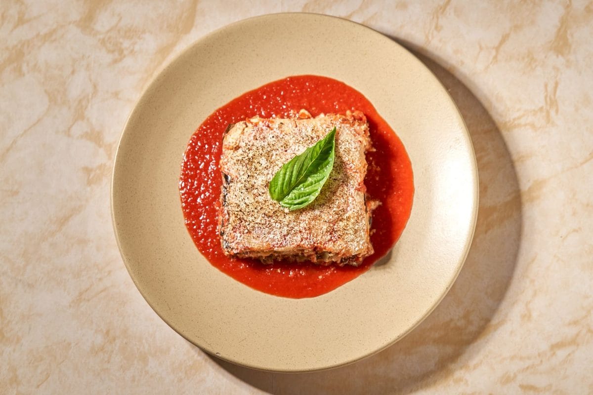 Melanzane alla parmigiana di fine giugno 2026: la salatura giusta, friggere o forno e i tre errori che la rovinano