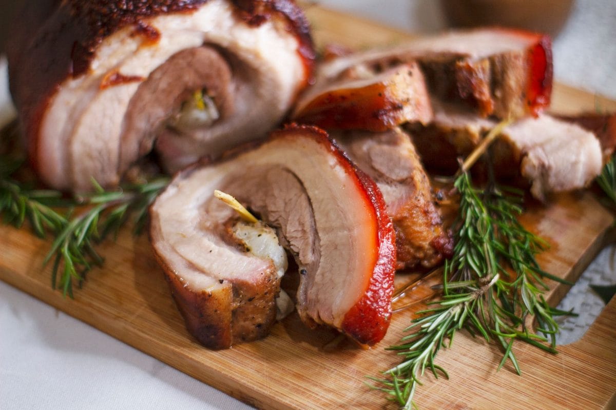 La porchetta fatta in casa: il taglio giusto, le erbe aromatiche e i tre errori che la fanno diventare un arrosto qualunque