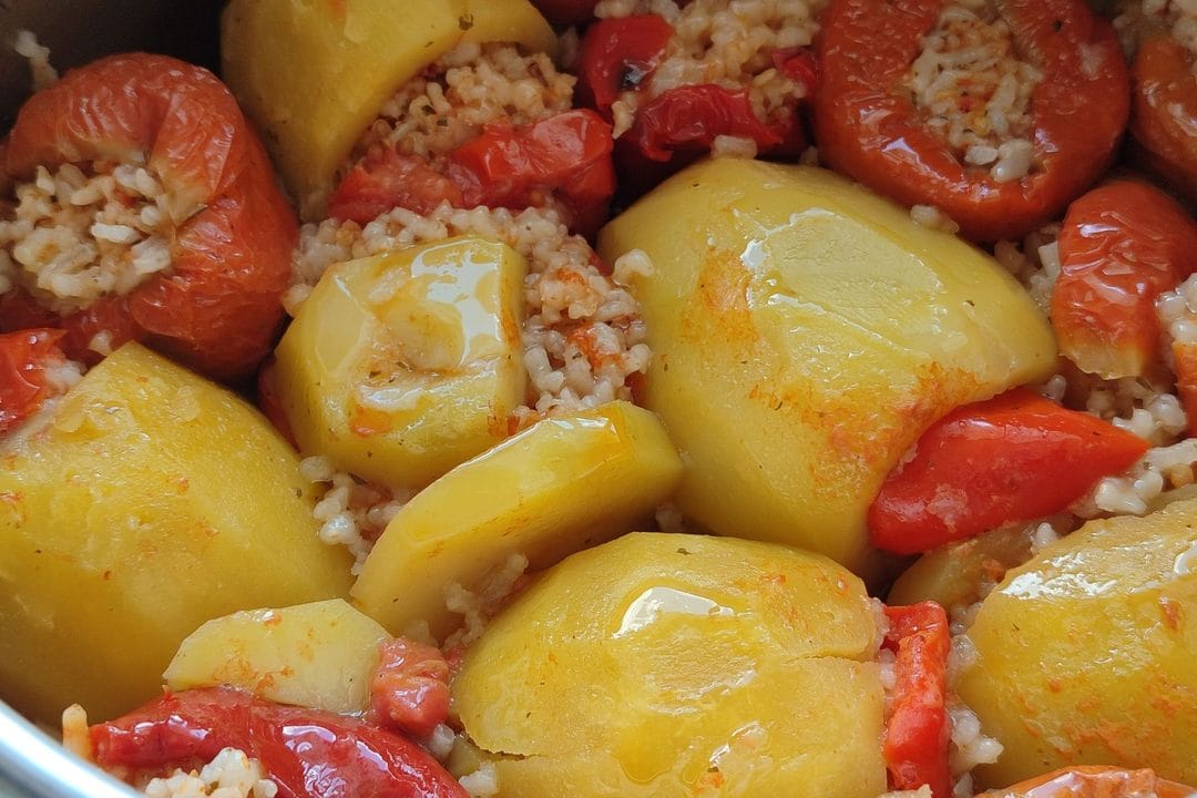 Pomodori col riso al forno di giugno 2026: il succo che fa il gusto, le patate giuste e l'errore del riso crudo