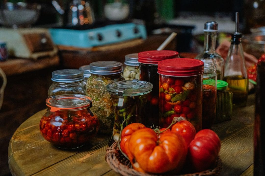Le verdure sott'olio dell'estate 2026: la sterilizzazione giusta, l'acidità che ti salva e i tre errori che rischiano il botulino