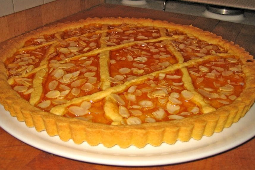 Crostata di pesche di luglio 2026: la pasta frolla giusta, le pesche che non colano e i tre errori che la rovinano