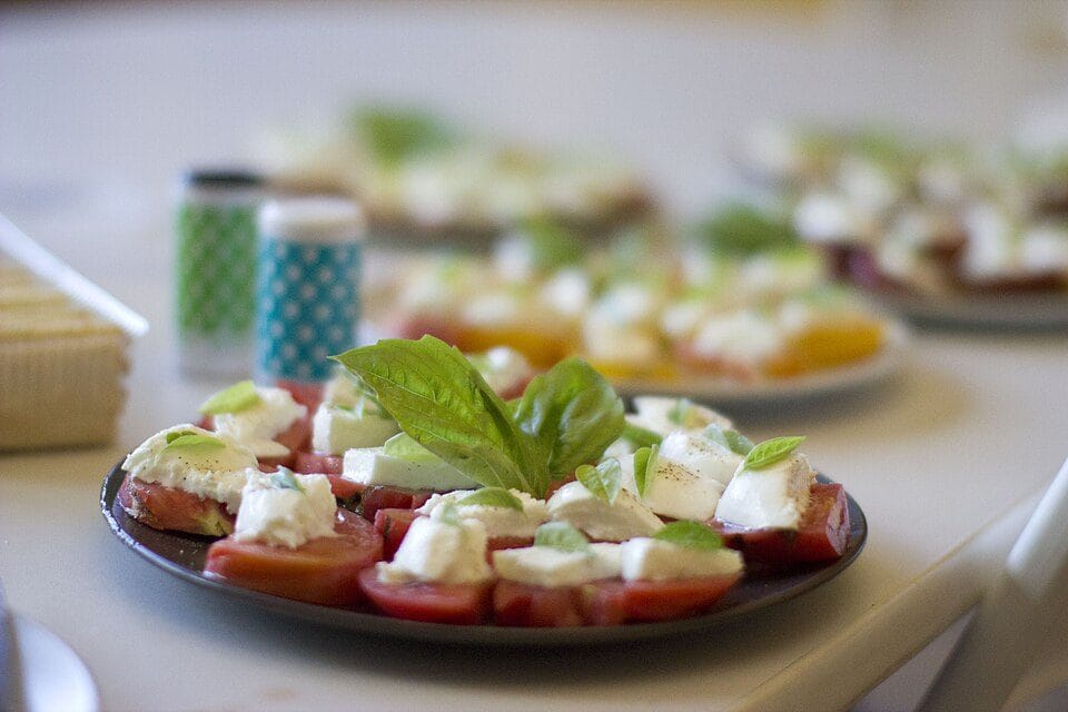 Insalata Caprese di fine luglio 2026: la mozzarella giusta, il pomodoro che non deve piangere e i tre errori che la rovinano