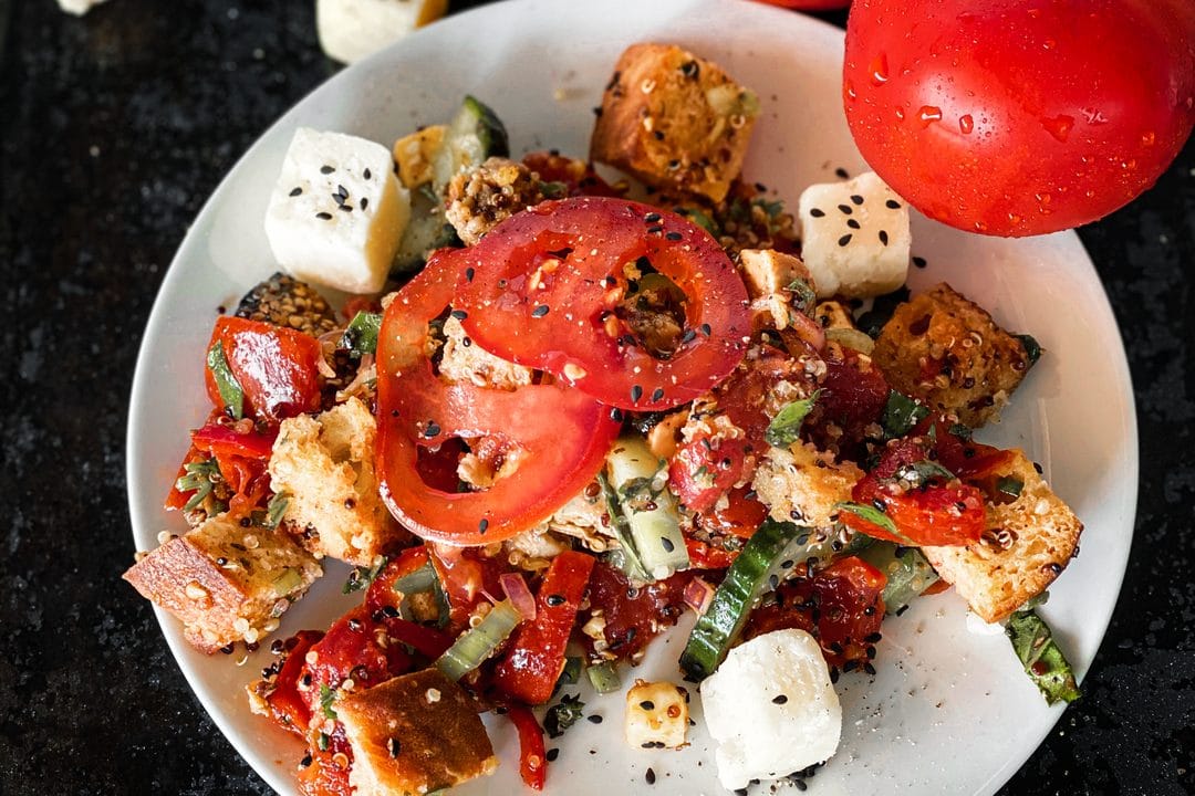 Panzanella d'estate 2026: il pane giusto, l'ammollo che non la rende molliccia e i tre errori che la rovinano