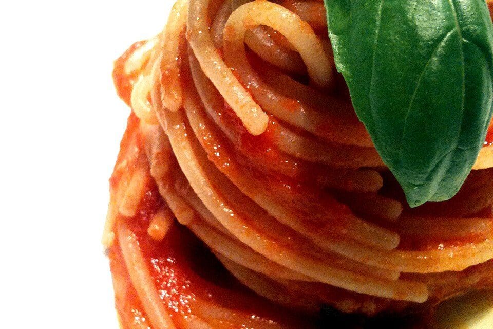 Spaghetti al pomodoro crudo di luglio 2026: il pomodoro giusto, il riposo che fa la differenza e i tre errori che lo rovinano