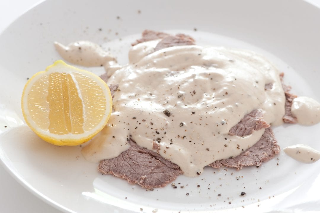 Vitello tonnato di Ferragosto: il taglio giusto, la salsa cremosa (non collosa) e i tre errori che lo rovinano