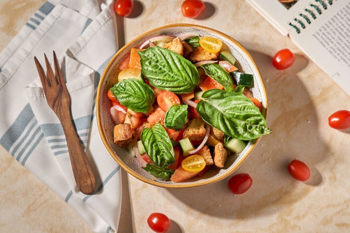 Panzanella toscana di agosto 2026: il pane giusto, i pomodori che non fanno acqua e i tre errori che la rovinano
